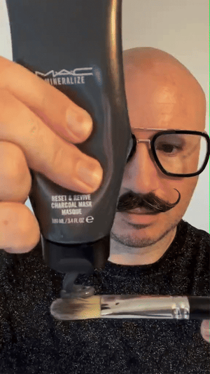 قناع الفحم لإعادة الترطيب والإنعاش من ماك مينيراليز (الأصلي)