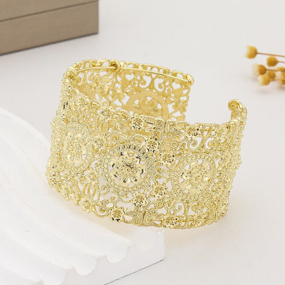 A Fashionable Minimalist And Versatile Openwork Floral Bracelet - Zambeel
