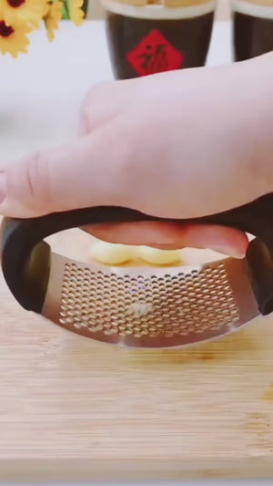 عصارة ثوم متعددة الوظائف