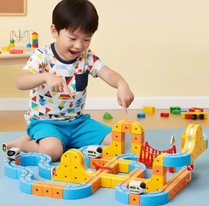 Versatile Magnetic Railcar Car Set © - Zambeel